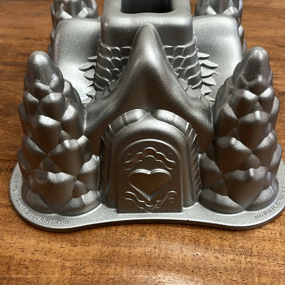 Nordic Ware Fairytale Cottage Bundt Pan. Excellent Condition